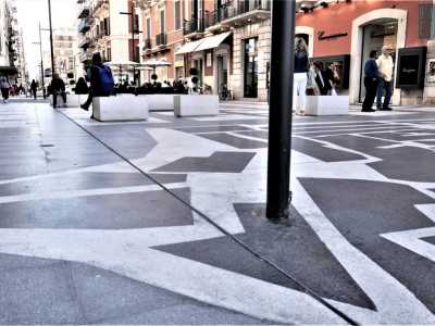 ...qui � stato fatto un errore: quello di piantare un palo della luce nella piantina di Bari Vecchia disegnata sulla pavimentazione
